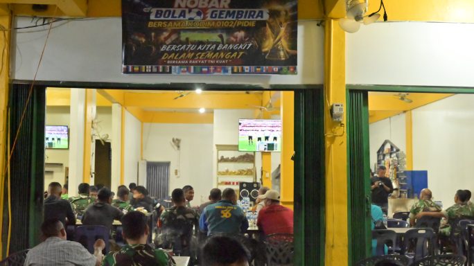 Nobar Bola Gembira Piala Dunia 2026, Anggota Kodim 0102/Pidie Bersama Masyarakat Pererat Kebersamaan