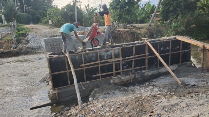 Pondasi Jembatan Beton di Desa Lawe Serke, Aceh Tenggara mulai dicor
