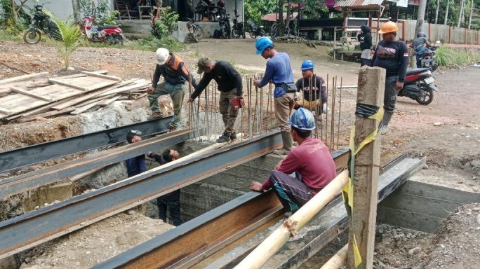 Kodim 0108/Agara Bersama Warga Gotong Royong Bangun Jembatan, di Ds Lawe Sikap II, Aceh Tenggara