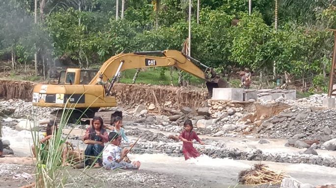 Antisipasi Banjir Musim Penghujan, TNI Bersama Warga Normalisasi Aliran Sungai Pantai Timur Aceh Tenggara