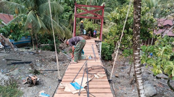 Kodim 0108/Agara dan Warga Tuntaskan Tahap Finishing Jembatan Gantung di Ds. Lawe Beringin, Aceh Tenggara