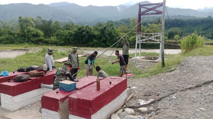 Kodim 0108/Agara dan Warga Gotong Royong Pasang Tali Seling Baja Jembatan Gantung Garuda di Ds. Kuta Ujung Aceh Tenggara