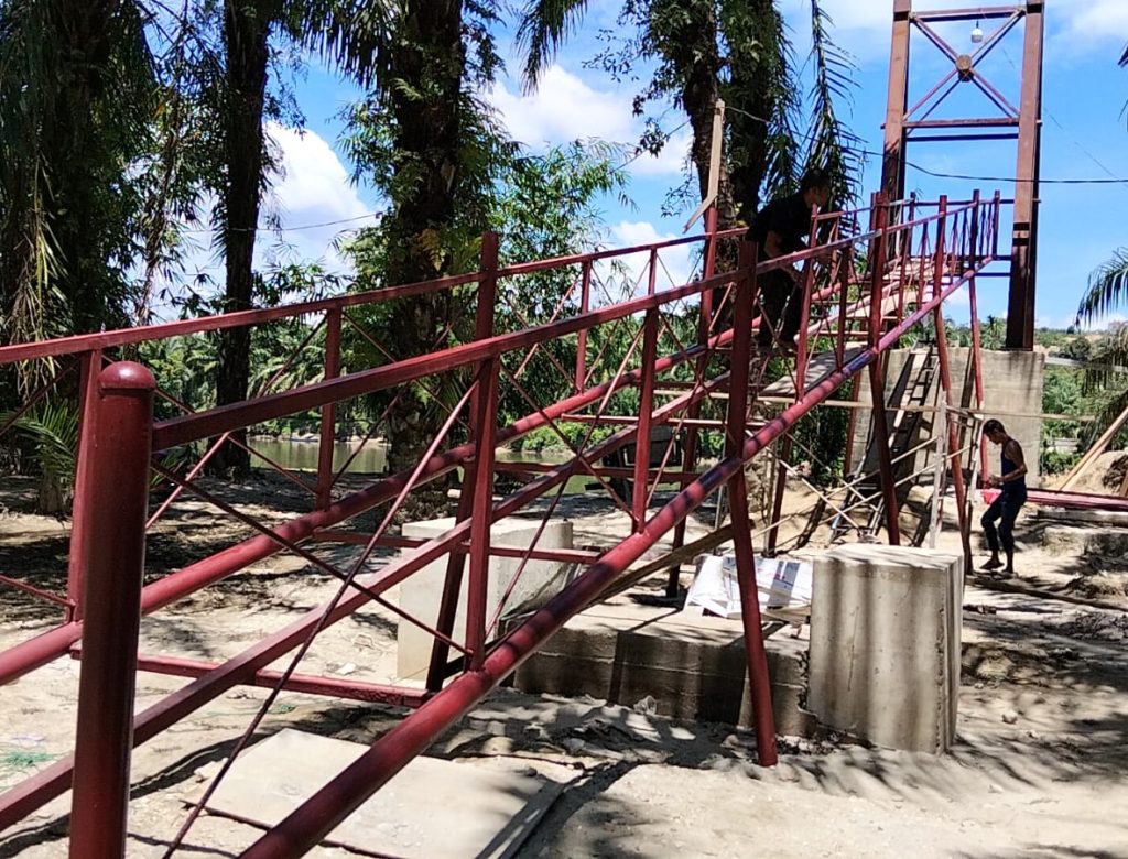 Pembangunan Jembatan Gantung Desa Serasah Capai 35,10 Persen, TNI dan Masyarakat di Desa Serasah Aceh Singkil, terus Bergotong Royong