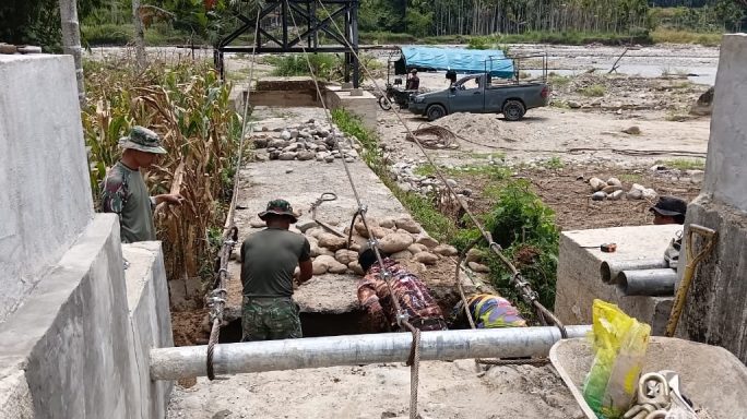 Pembangunan Jembatan Gantung di Lawe Pinis Aceh Tenggara Terus Dikebut, oleh Kodim 0108/Agara
