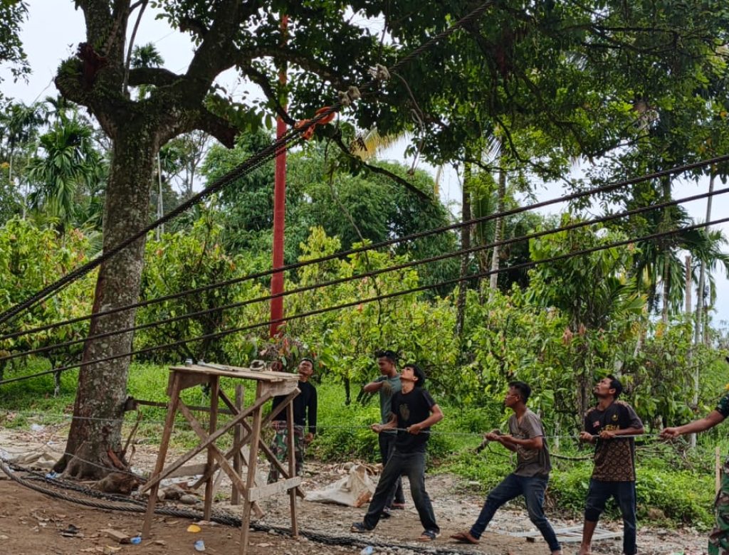 Prajurit Kodam IM Bersama Warga Perkuat Tali Sling Jembatan Gantung Perintis di Kec. Darul Hasanah, Aceh Tenggara