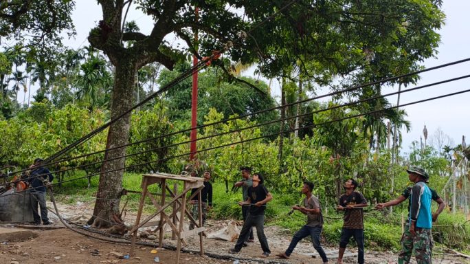 Prajurit Kodam IM Bersama Warga Perkuat Tali Sling Jembatan Gantung Perintis di Kec. Darul Hasanah, Aceh Tenggara