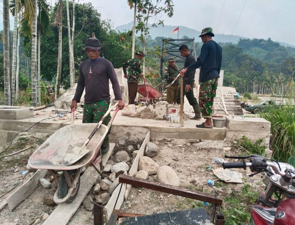 Kodim 0108/Agara dan Warga Gotong Royong Cor Jalan Menuju Jembatan Gantung di Desa Lawe Pinis Aceh Tenggara