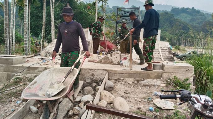 Kodim 0108/Agara dan Warga Gotong Royong Cor Jalan Menuju Jembatan Gantung di Desa Lawe Pinis Aceh Tenggara