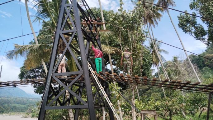 Kodim 0108/Agara dan Warga Gotong Royong Pasang Papan Lantai Jembatan Gantung di Lawe Ger Ger Aceh Tenggara