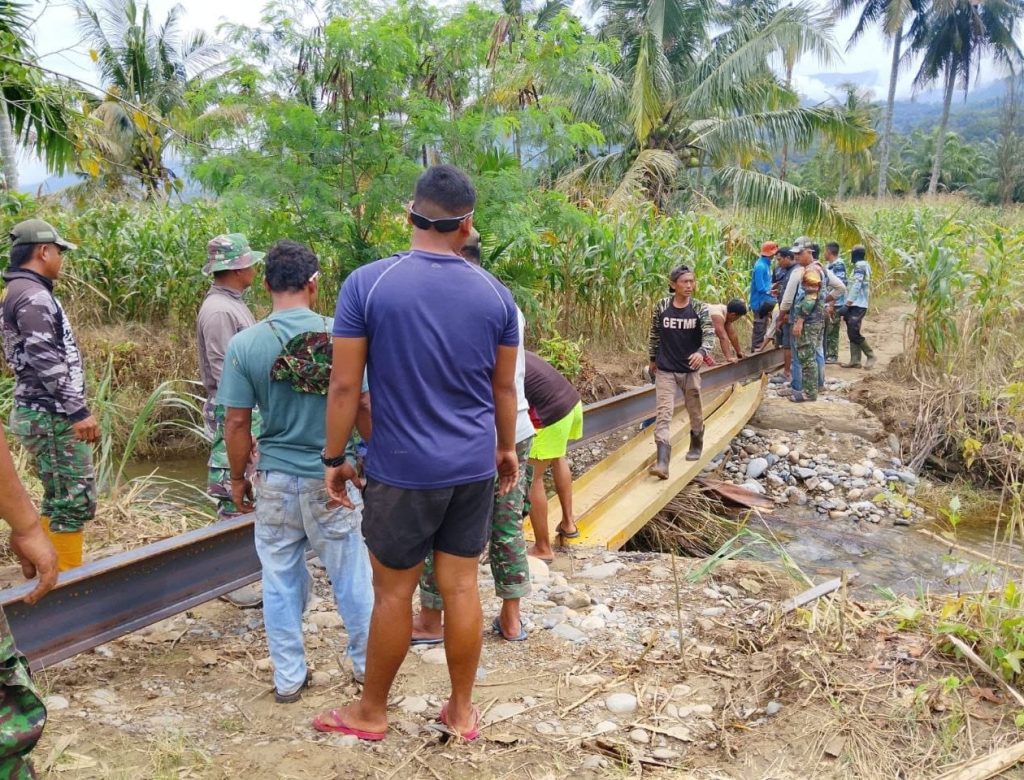 Kodim 0108/Agara Bersama Warga Pasang Tiang Penahan Jembatan Gantung Perintis di Lawe Ger Ger Aceh Tenggara