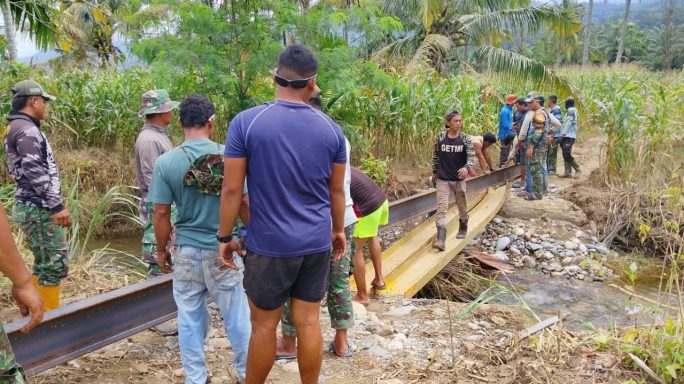 Kodim 0108/Agara Bersama Warga Pasang Tiang Penahan Jembatan Gantung Perintis di Lawe Ger Ger Aceh Tenggara
