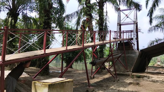 Pembangunan Jembatan Gantung Penghubung Cibubukan–Serasah Aceh Singkil C apai 47,10 Persen