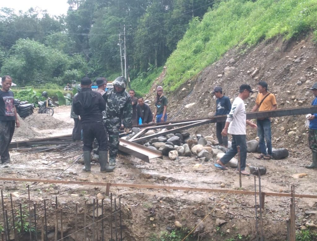 Kodim 0108/Agara dan Warga Bahu-Membahu Seberangkan Tiang Pylon, di Desa Kuta Ujung Aceh Tenggara