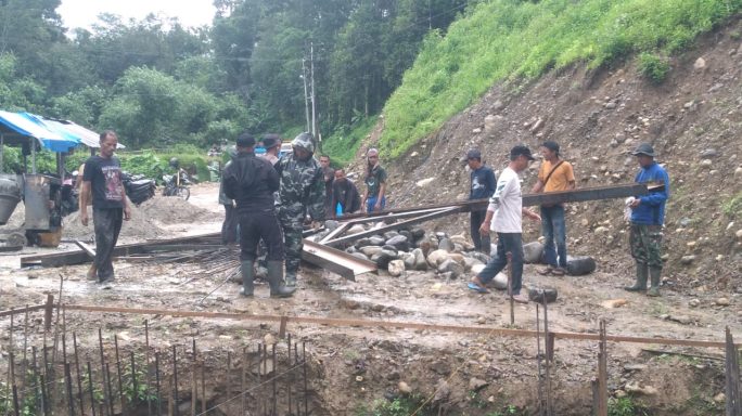 Kodim 0108/Agara dan Warga Bahu-Membahu Seberangkan Tiang Pylon, di Desa Kuta Ujung Aceh Tenggara