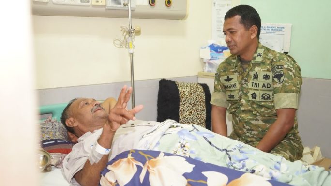 Waaster Kasdam IM Jenguk Abi Joy di RSUDZA, Wujud Kepedulian Pangdam Iskandar Muda