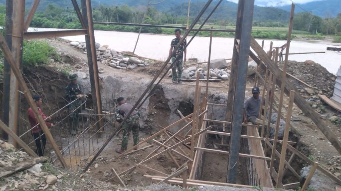 Kodim 0108/Agara dan Warga Gotong Royong Pasang Mal Pondasi Jembatan Gantung Perintis di Desa Peranginan Aceh Tenggara